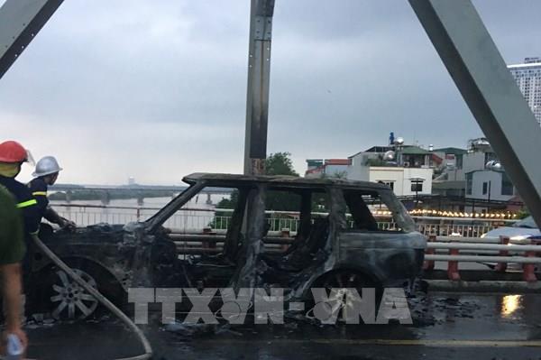 Xe Range Rover cháy trơ khung trên cầu Chương Dương