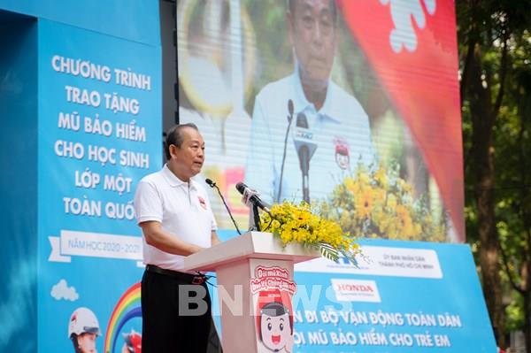 Đi bộ vận động toàn dân đội mũ bảo hiểm cho trẻ em năm học 2020-2021