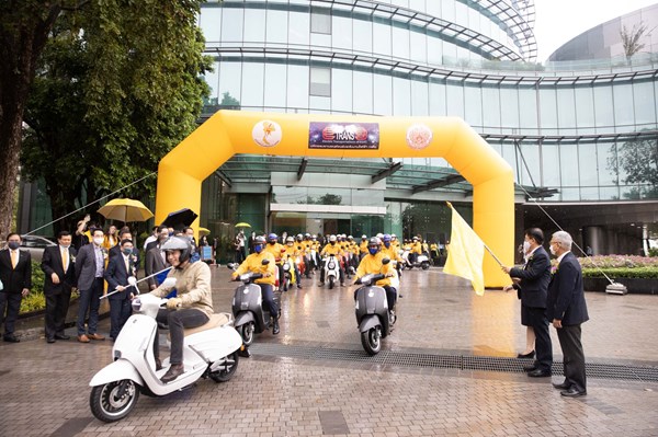 Thái Lan ra mắt xe máy điện và thuyền chạy điện