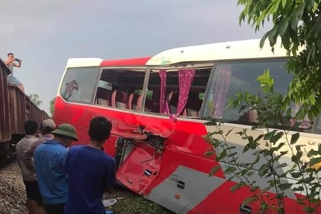 Tàu hỏa va chạm với xe ô tô 45 chỗ chở học sinh