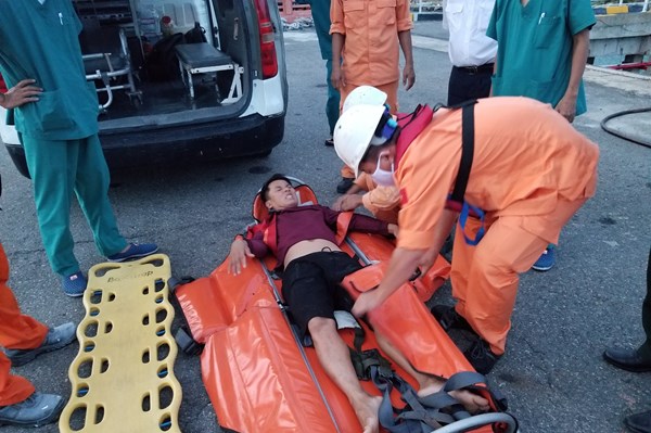 Cấp cứu kịp thời thuyền viên bị nguy kịch trên biển