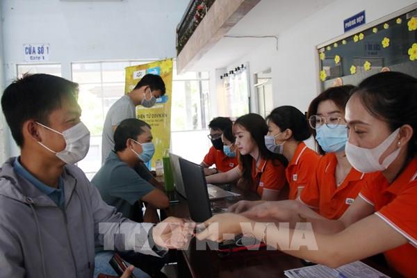 Dịch COVID-19: Không về quê đón tết, nhiều người đổi, trả vé tàu