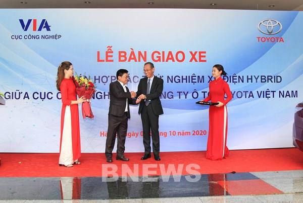 Toyota Việt Nam bàn giao xe Camry Hybrid cho Bộ Công Thương