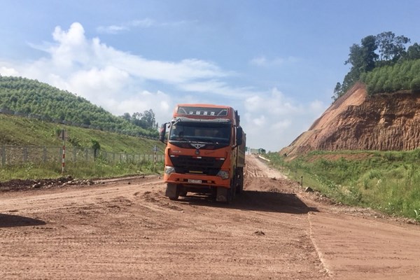Đề xuất xử lý xe tải trọng nặng đi vào đường gom cao tốc Bắc Giang – Lạng Sơn