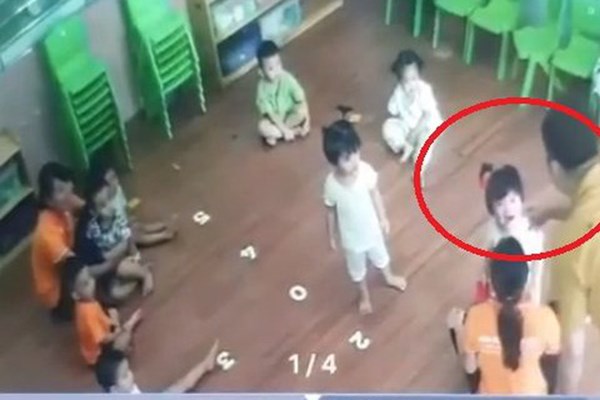 Làm rõ trách nhiệm trong vụ phụ huynh vào lớp học đánh cháu bé 2t