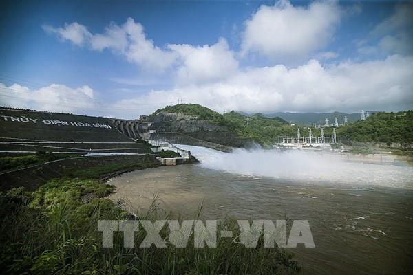 Hồ Thuỷ điện Hoà Bình mở một cửa xả đáy vào trưa 10/10