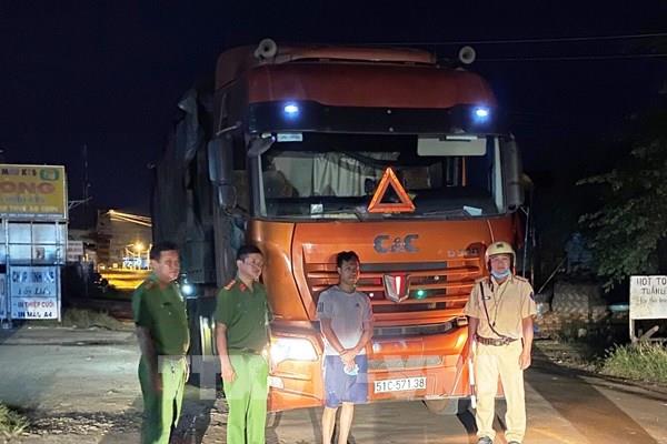 Tây Ninh thu giữ xe đầu kéo chở 35 tấn phế liệu từ nước ngoài về Việt Nam
