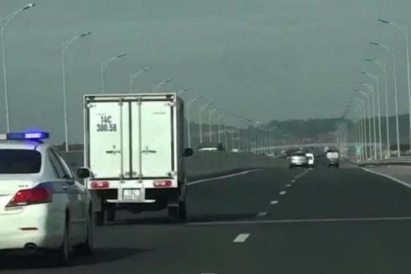 Xử phạt hai tài xế không nhường đường cho xe ưu tiên trên cao tốc
