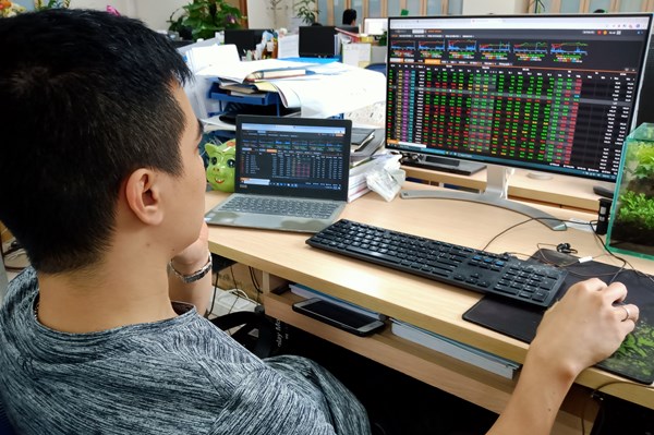 Dòng tiền chảy mạnh, chứng khoán Việt Nam lập đỉnh lịch sử