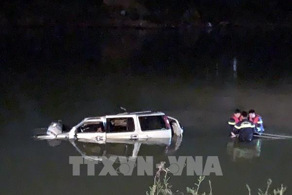 Nghệ An: 5 người tử vong trong vụ ô tô rơi xuống sông Giăng