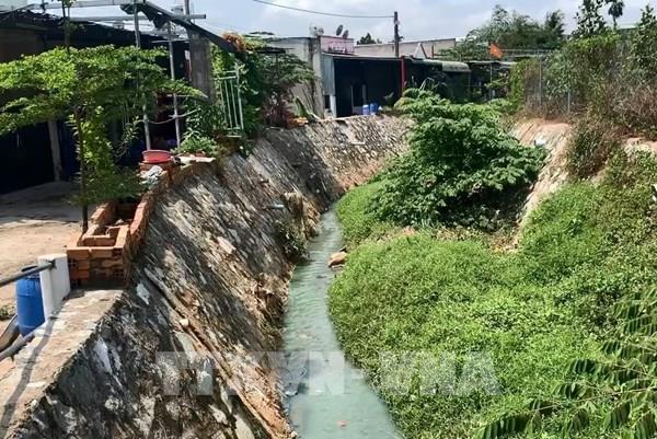 Xử phạt 5 doanh nghiệp, cơ sở sản xuất khiến nước suối liên tục đổi màu