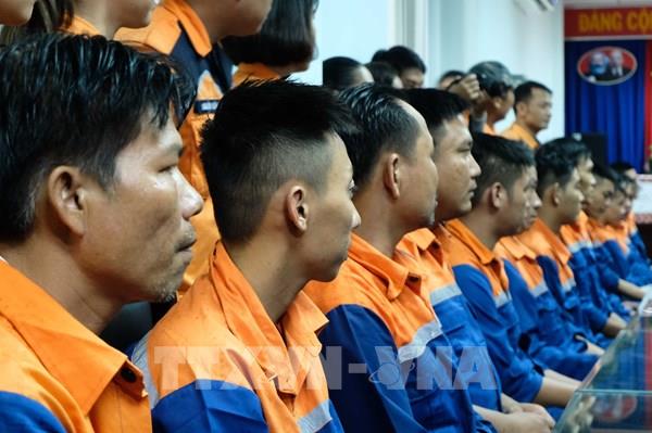 39 thuyền viên trên tàu câu mực gặp sự cố giữa biển​ được đưa về bờ an toàn