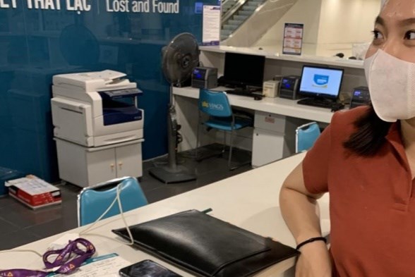 Khách thương gia bỏ quên túi hàng hiệu đựng rất nhiều tiền trên máy bay Vietnam Airlines