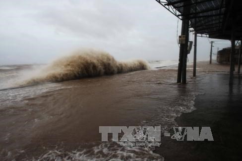 Dự báo thời tiết hôm nay 8/10: Cảnh báo lốc xoáy trên biển, lũ lụt trên đất liền