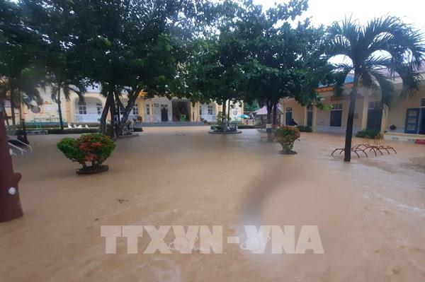 Quảng Trị: Ngập nặng, nhiều gia đình trắng đêm di chuyển tài sản đến nơi an toàn