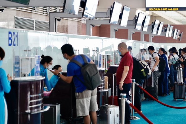 Lượng khách tăng trở lại, sân bay Nội Bài tăng cường giải pháp phòng dịch COVID-19