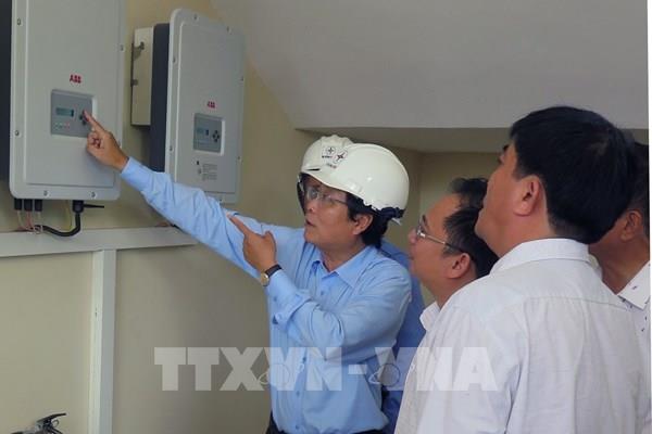 Điện lực miền Trung tặng hệ thống điện mặt trời cho trường học