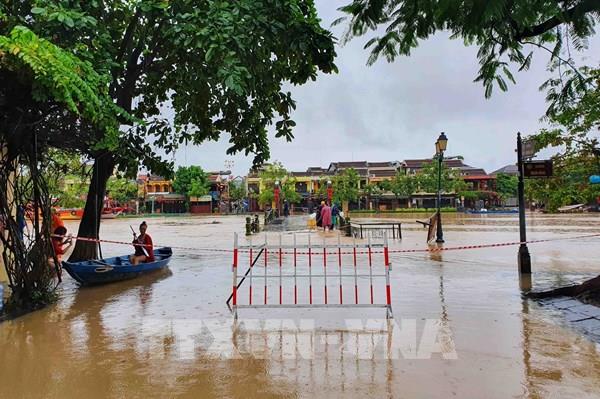Lũ tiếp tục lên, nguy cơ sạt lở đất vùng núi từ Hà Tĩnh đến Quảng Nam
