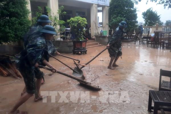 Người dân Quảng Trị chật vật ứng phó với lũ lớn