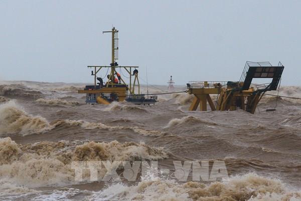 Quảng Trị: Cứu hộ thành công thêm 2 thuyền viên trên tàu Vietship 01 bị mắc cạn