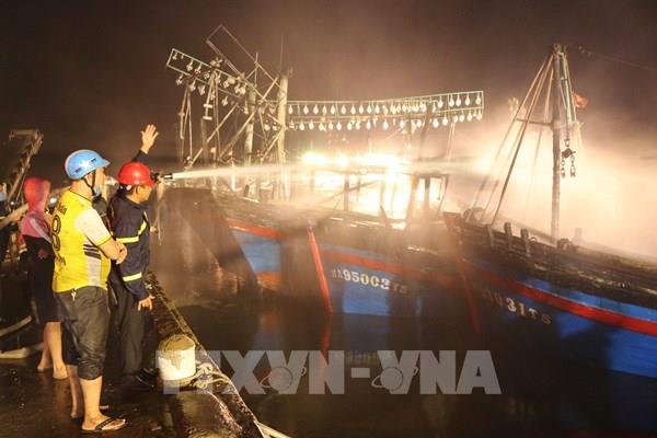 Chập điện gây cháy hàng loạt tàu cá, ngư dân "trắng tay"