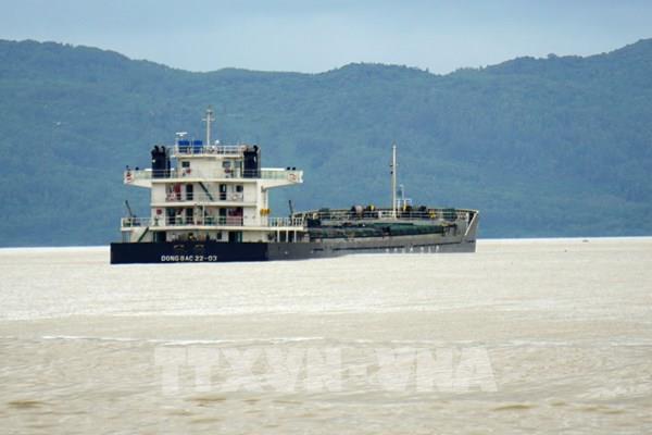 Tìm phương án giải cứu một tàu hàng bị mắc cạn trên vùng biển Nam Ô