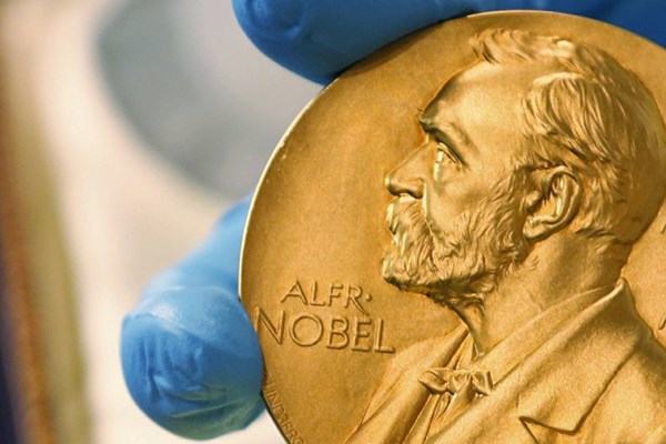 Giá trị giải thưởng Nobel tăng lên gần mức 1 triệu USD