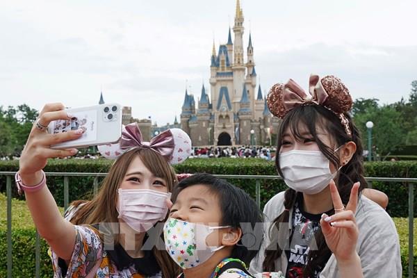 Tokyo Disneyland cắt 70% tiền thưởng 6 tháng cuối năm