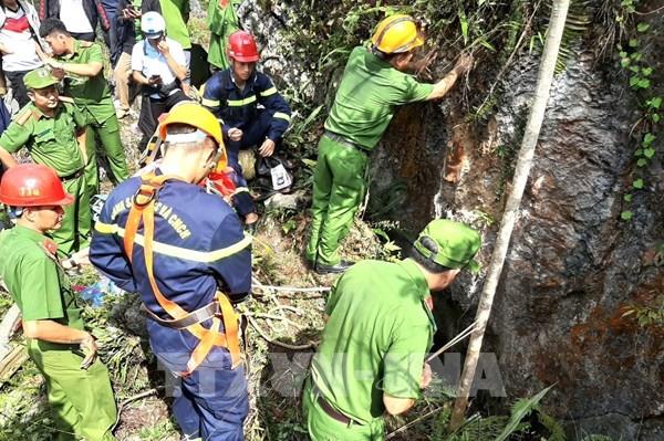 Hà Giang: Cứu hộ đưa thi thể nạn nhân rơi xuống hang sâu gần 150 mét lên mặt đất