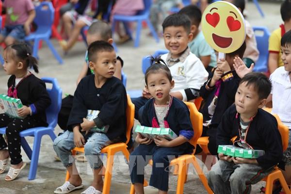Vinamilk trao tặng sữa cho trẻ em có hoàn cảnh khó khăn tỉnh Yên Bái