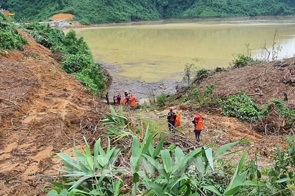 Tiến sâu vào thân đập thủy điện Rào Trăng 3 tìm kiếm các nạn nhân