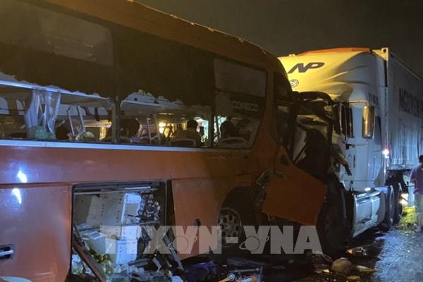 Xe khách va chạm xe đầu kéo, 2 người tử vong  ​