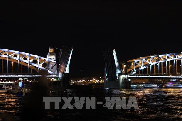 Những cây cầu mở độc đáo trên sông Neva