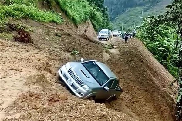 Sạt lở đất ở Sơn La, một xe ô tô bị cuốn xuống vực