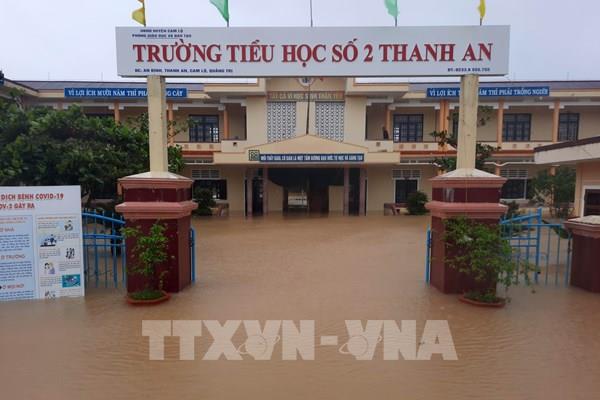 Lũ dâng nhanh nhấn chìm nhiều làng quê Quảng Trị