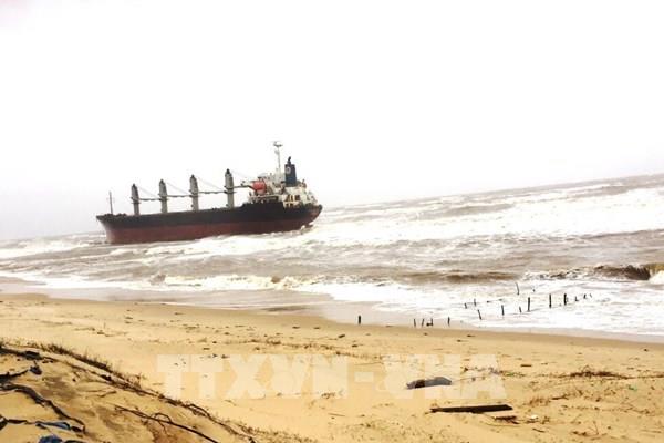 Quảng Bình: Tàu hàng 26.000 tấn gặp nạn khi đang tránh trú bão