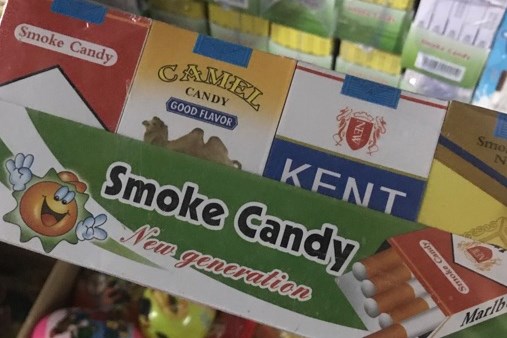 Cảnh báo tác hại của kẹo thuốc lá bán tràn lan trước cổng trường học