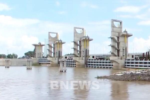 Vận hành xả lũ cống Trà Sư kiểm soát lũ vùng Tứ Giác Long Xuyên