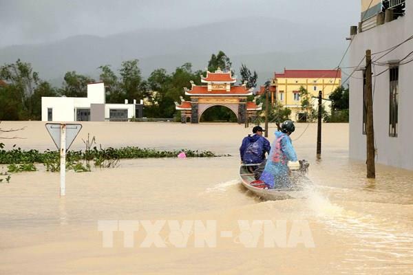 Nhiều nơi tại Hương Khê - Hà Tĩnh ngập sâu, khẩn trương sơ tán dân ra khỏi vùng nguy hiểm