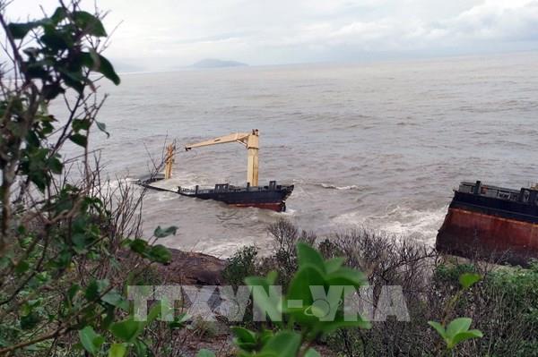 Tàu chở hàng nước ngoài mắc cạn bị sóng đánh gãy đôi
