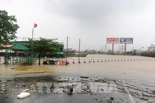 Khuyến cáo: Không đi qua tuyến đường ngập sâu tại Quảng Bình và Hà Tĩnh