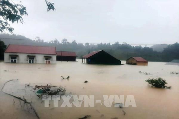 Cứu 20 người trên xe khách bị lũ cuốn trôi ở Quảng Bình