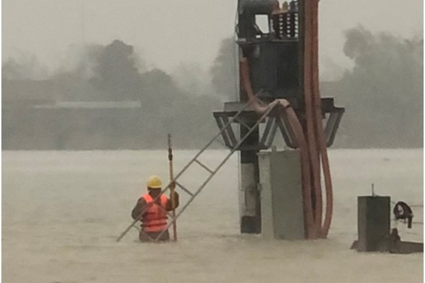 Khôi phục cấp điện tại Hà Tĩnh gặp khó do mưa lũ, ngập diện rộng