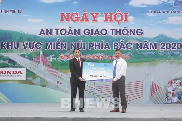 Honda tặng 1.000 mũ bảo hiểm cho người dân Yên Bái