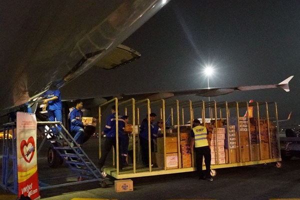 Vietjet Air vận chuyển miễn phí hàng hoá cứu trợ, tặng vé cho cán bộ đến vùng lũ