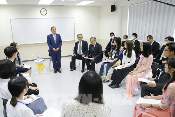 Thủ tướng Nhật Bản Suga Yoshihide gặp gỡ sinh viên Trường Đại học Việt-Nhật