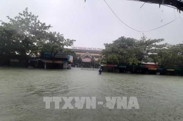 Sáng 20/10, mưa đã giảm, nước rút chậm, nhiều nơi ở Hà Tĩnh vẫn bị cô lập