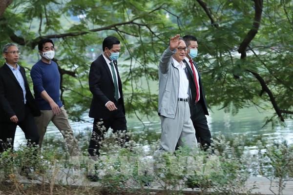 Thủ tướng Nhật Bản Suga Yoshihide đi dạo quanh Hồ Hoàn Kiếm