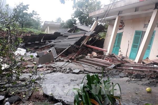 Kịp di dời chiến sỹ biên phòng và người dân ra khỏi vùng sạt lở nguy hiểm