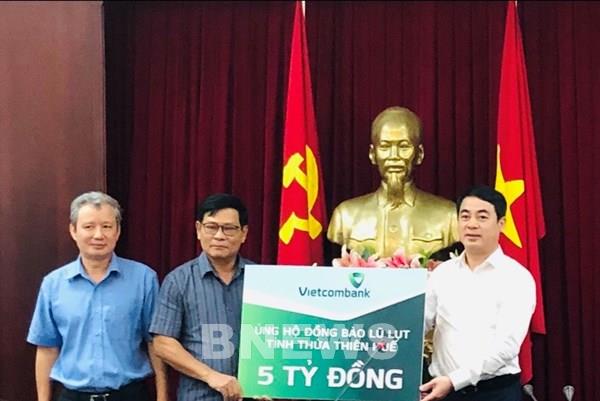Vietcombank ủng hộ đồng bào miền Trung 11 tỷ đồng